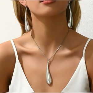 ✨Silver Tone Modern Teardrop Necklace and Earrings SET ✨